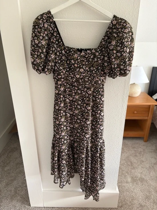 ASTR Floral Puff-Sleeve High-Low Midi Dress in Black and Pink - Picture 3 of 13